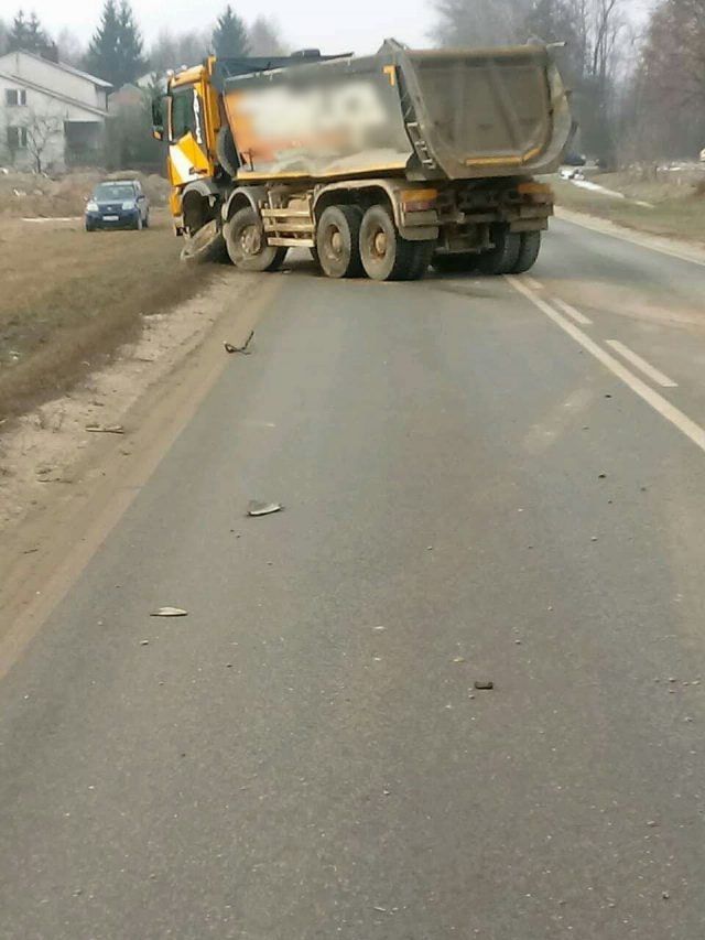 Zablokowana droga krajowa nr 48 po zderzeniu ciężarówki z osobówką (zdjęcia)