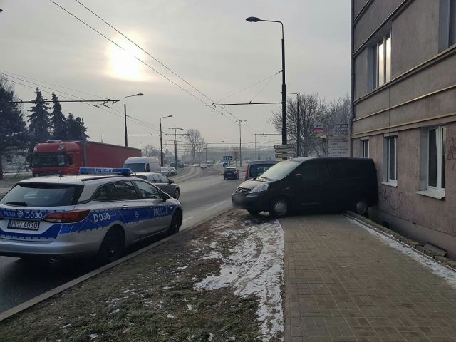 Fiat uderzył w budynek. W pojeździe nie było kierowcy (zdjęcia)
