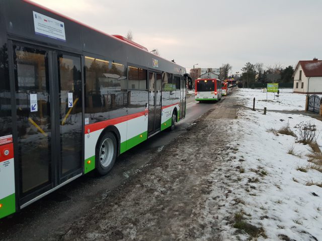 Zablokowana ul. Nałkowskich po zderzeniu trzech pojazdów, w tym autobusu (wideo, zdjęcia)