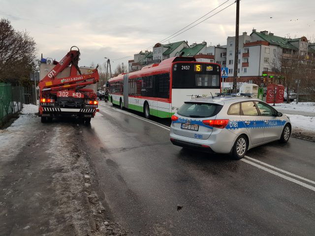 Zablokowana ul. Nałkowskich po zderzeniu trzech pojazdów, w tym autobusu (wideo, zdjęcia)