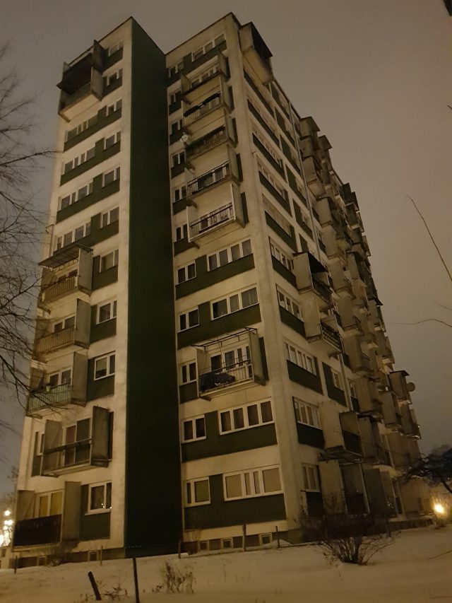 Wieżowiec przy ul. Zana bez prądu. Pękła rura w jednym z mieszkań, doszło do zalania budynku (wideo)