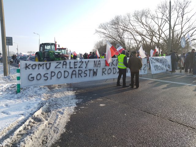 „Powstanie Chłopskie” na krajowej 19. Setka rolników zablokowała drogę (wideo, zdjęcia)