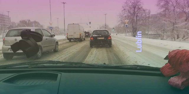 Trudne warunki do jazdy na drogach regionu. Pługi walczą z intensywnymi opadami śniegu (zdjęcia)