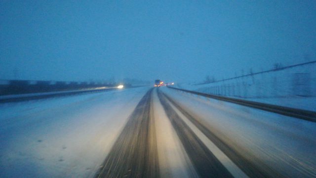 Trudne warunki do jazdy na drogach regionu. Pługi walczą z intensywnymi opadami śniegu (zdjęcia)