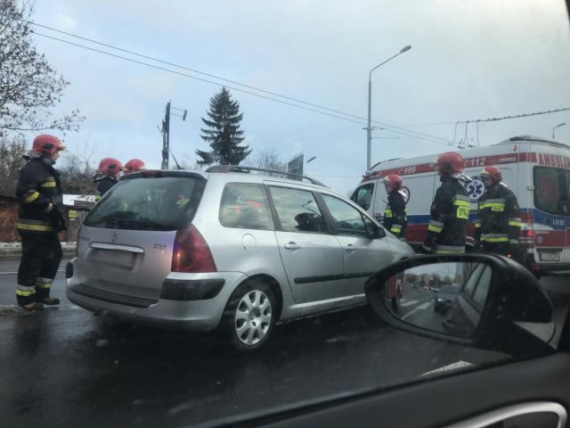 Jedna osoba trafiła do szpitala po zderzeniu dwóch pojazdów (zdjęcia)