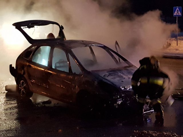 Pożar samochodu w Bochotnicy. Są utrudnienia w ruchu (zdjęcia)
