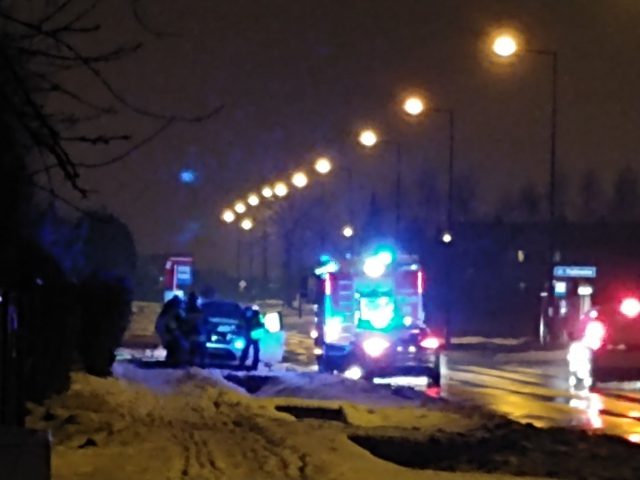 Pożar forda na ul. Janowskiej. Interweniowała straż pożarna (zdjęcia)