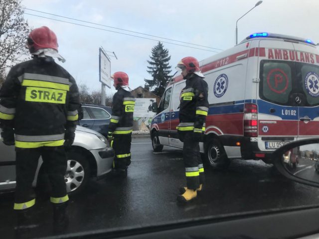 Jedna osoba trafiła do szpitala po zderzeniu dwóch pojazdów (zdjęcia)