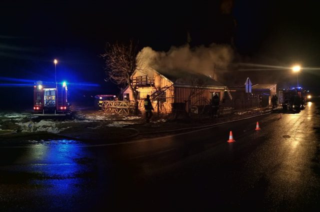 Pożar domu w Starościnie. Z ogniem walczyło kilka zastępów straży (zdjęcia)