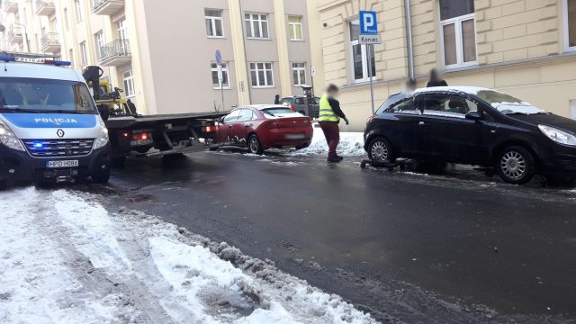 Opel stoczył się na zaparkowaną skodę. Odjechał na lawecie (zdjęcia)