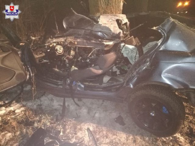 BMW uderzyło w drzewo. Młody mężczyzna zginął na miejscu (zdjęcia)