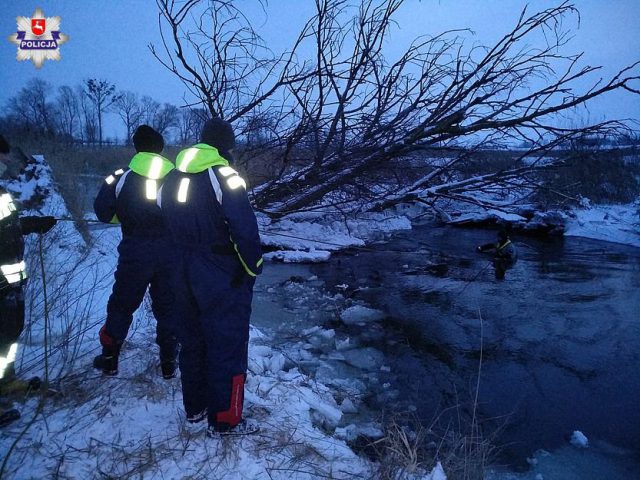 Kruszą lód w poszukiwaniu zaginionego 18-latka. Ślady wskazują, że ktoś w dwóch miejscach wpadł do rzeki (zdjęcia)