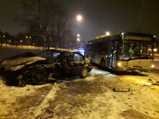 Drift BMW zakończył zderzeniem z autobusem. Policja opublikowała nagranie kolizji (wideo)