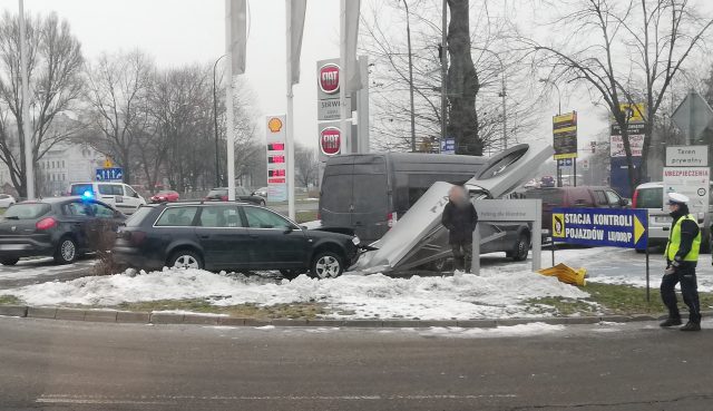 Audi uderzyło w słup reklamowy. Uszkodzony został mercedes (zdjęcia)