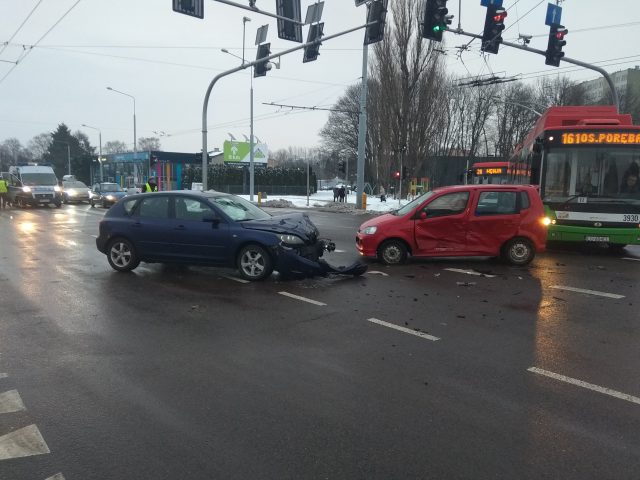 Zderzyły się na skrzyżowaniu. Jedna z nich wjechała na czerwonym (zdjęcia)