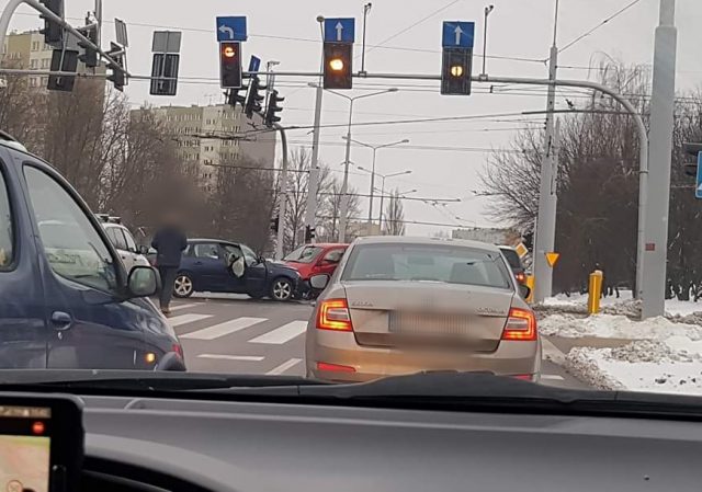 Zderzyły się na skrzyżowaniu. Jedna z nich wjechała na czerwonym (zdjęcia)
