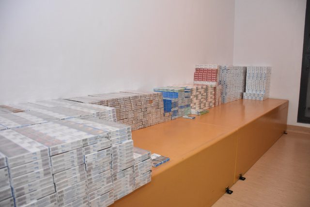 Nielegalne papierosy o wartości ponad 80 tys. złotych w kontrolowanej dacii (zdjęcia)