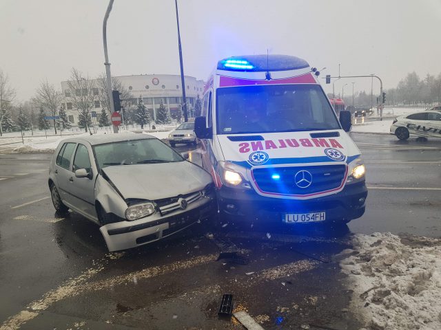 Zderzenie karetki pogotowia ratunkowego z volkswagenem na Czechowie (zdjęcia)