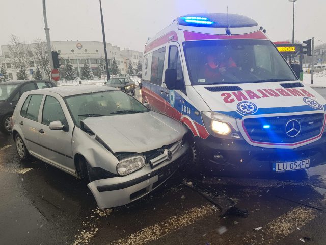 Zderzenie karetki pogotowia ratunkowego z volkswagenem na Czechowie (zdjęcia)