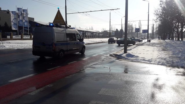 Potrącenie pieszej na ul. Diamentowej. Kobieta trafiła do szpitala (zdjęcia)