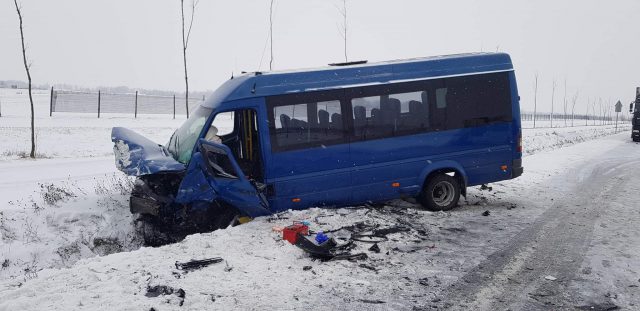 Zablokowana droga Lublin – Bełżyce po zderzeniu busa z osobówką (zdjęcia)