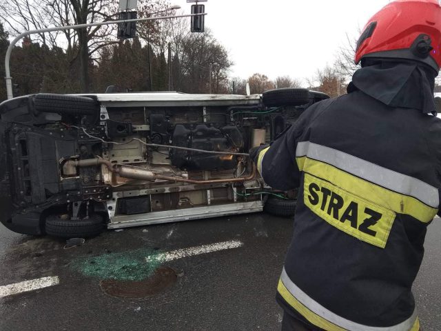 Zderzenie na skrzyżowaniu. Jeden z pojazdów zatrzymał się na boku (moment kolizji)