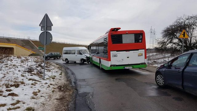 Czołowe zderzenie busa z autobusem komunikacji miejskiej (zdjęcia)