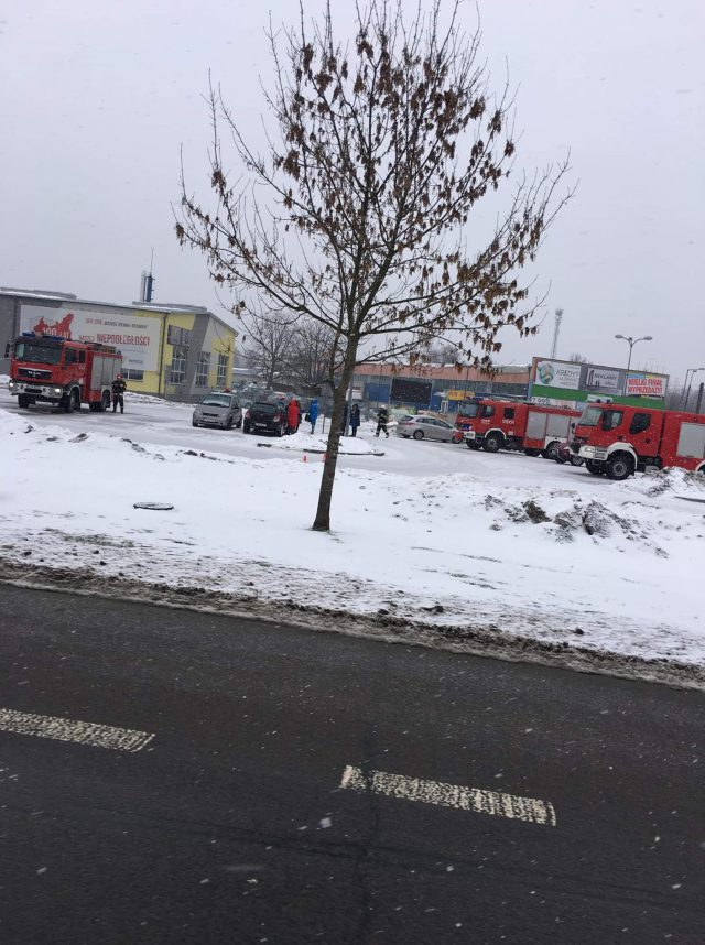 Alarm bombowy w Biedronce. Ewakuowano klientów, zamknięto parking (zdjęcia)