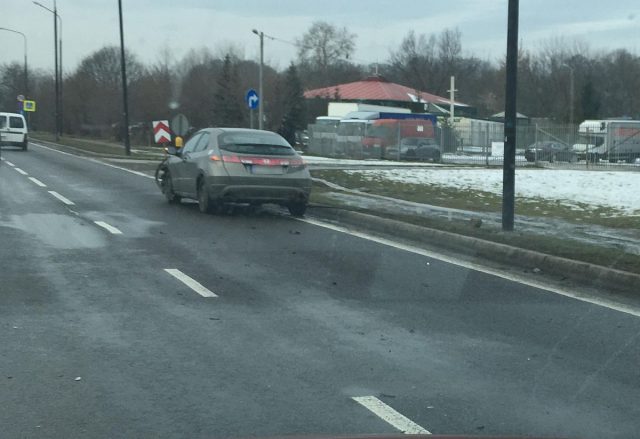 Honda uderzyła w bariery, zderzenie dwóch aut na rondzie. Dwa zdarzenia w Lublinie (zdjęcia)