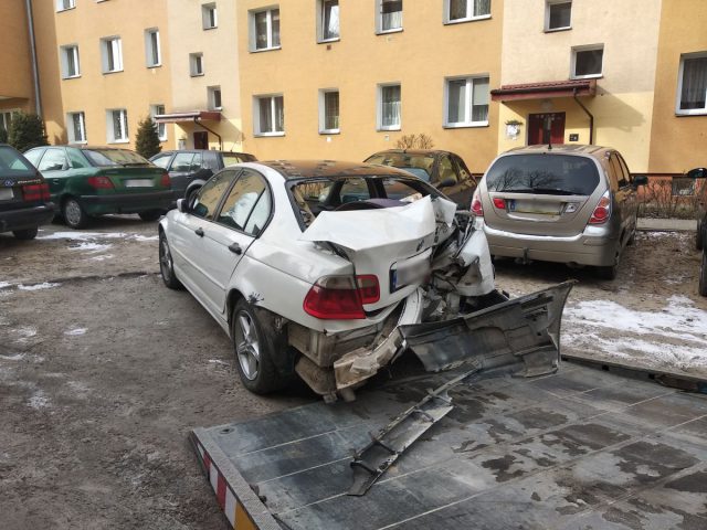 Znaleźli rozbite i porzucone BMW. Nocą uderzyło w latarnię na al. Witosa (zdjęcia)
