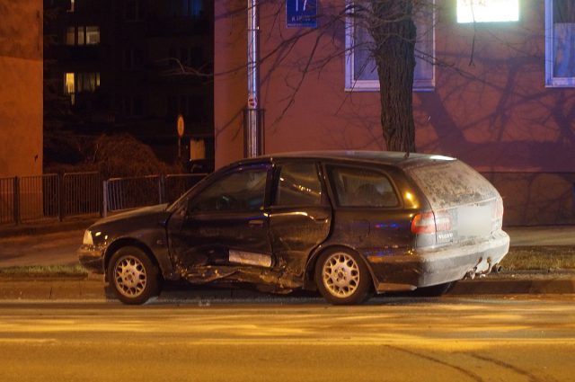 Zderzenie volvo z BMW w centrum Lublina. Jedna osoba poszkodowana (zdjęcia)