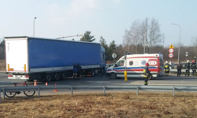 Zderzenie ciężarówki z autem osobowym. Droga Lublin – Opole Lubelskie całkowicie zablokowana