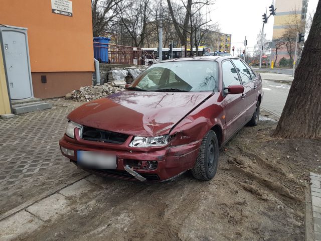 Jeden z kierowców wjechał na czerwonym. Zderzenie aut na Drodze Męczenników Majdanka (zdjęcia)