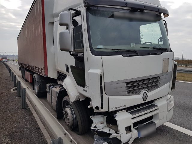 Wypadek na obwodnicy Lublina. Samochód ciężarowy zderzył się z osobowym (zdjęcia)
