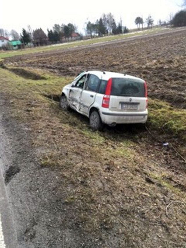 Wypadek na trasie Lublin – Włodawa. Fiat zderzył się z ciężarówką (zdjęcia)