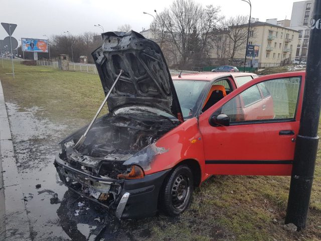 Pożar fiata na al. Solidarności. Auto zapaliło się podczas jazdy (zdjęcia)
