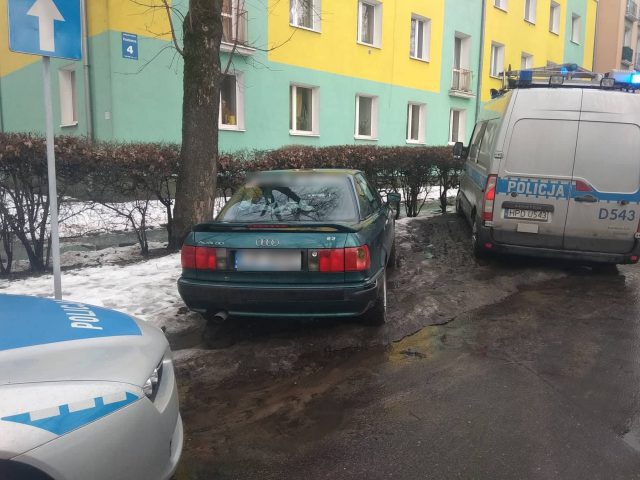 Najpierw w mur, potem w Biedronkę. Pijany kierowca wyjeżdżał z parkingu (zdjęcia)