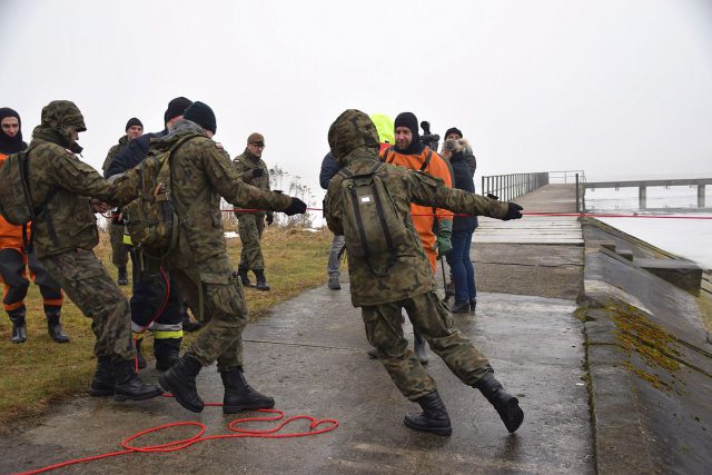 Lubelscy strażacy uczyli żołnierzy, jak ratować osoby, pod którymi załamał się lód (zdjęcia)