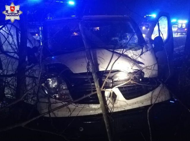 Bus z obywatelami Ukrainy wypadł z drogi i uderzył w drzewo. Cztery osoby zostały ranne (zdjęcia)