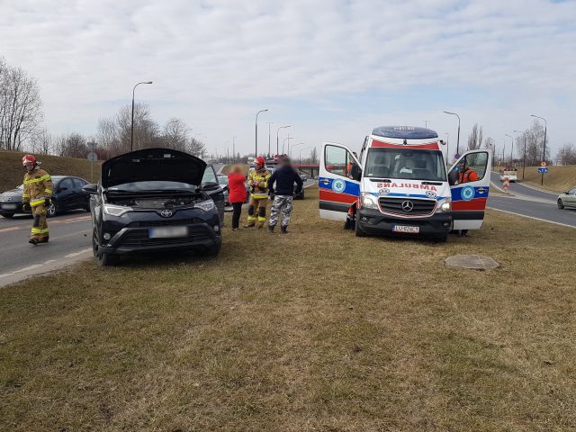 Z ciężarówki spadła skrzynka z narzędziami. Zderzyły się dwa auta