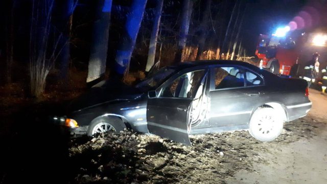 BMW uderzyło w drzewo. Kierowca twierdził, że nie znał drogi (zdjęcia)