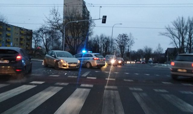 Jeden z kierowców wjechał na czerwonym. Zderzenie aut na Drodze Męczenników Majdanka (zdjęcia)