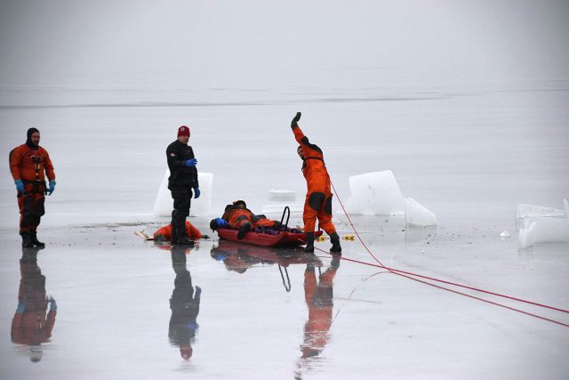 Lubelscy strażacy uczyli żołnierzy, jak ratować osoby, pod którymi załamał się lód (zdjęcia)
