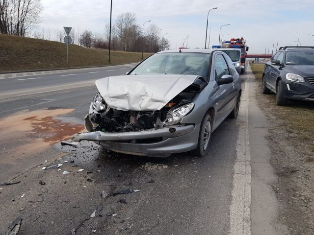 Z ciężarówki spadła skrzynka z narzędziami. Zderzyły się dwa auta