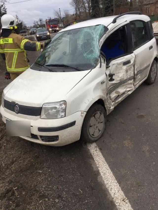 Wypadek na trasie Lublin – Włodawa. Fiat zderzył się z ciężarówką (zdjęcia)