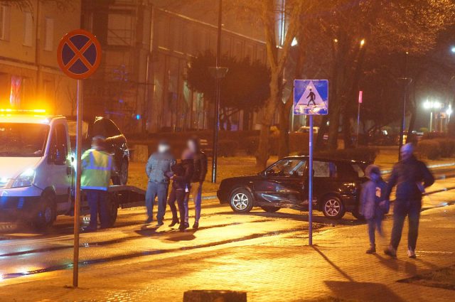 Zderzenie dwóch aut w centrum Świdnika. Dwugodzinne utrudnienia w ruchu (zdjęcia)