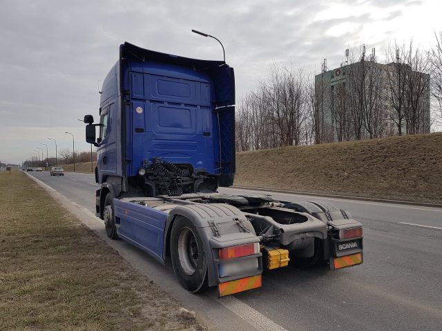 Z ciężarówki spadła skrzynka z narzędziami. Zderzyły się dwa auta