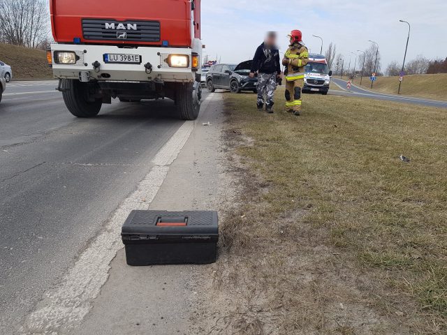 Z ciężarówki spadła skrzynka z narzędziami. Zderzyły się dwa auta