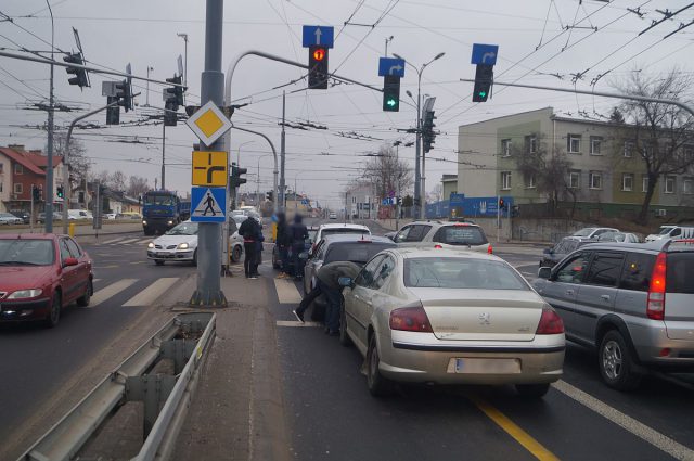 Zderzenie czterech aut na ul. Wolskiej. Są utrudnienia w ruchu (zdjęcia)