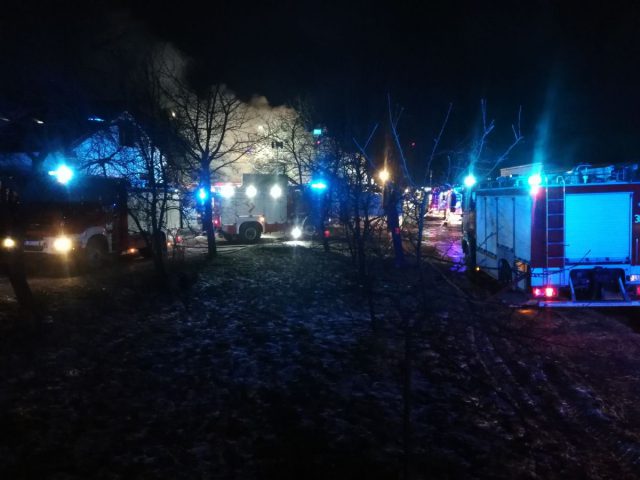 W garażu pojawił się ogień, po chwili płonęło całe gospodarstwo (zdjęcia)